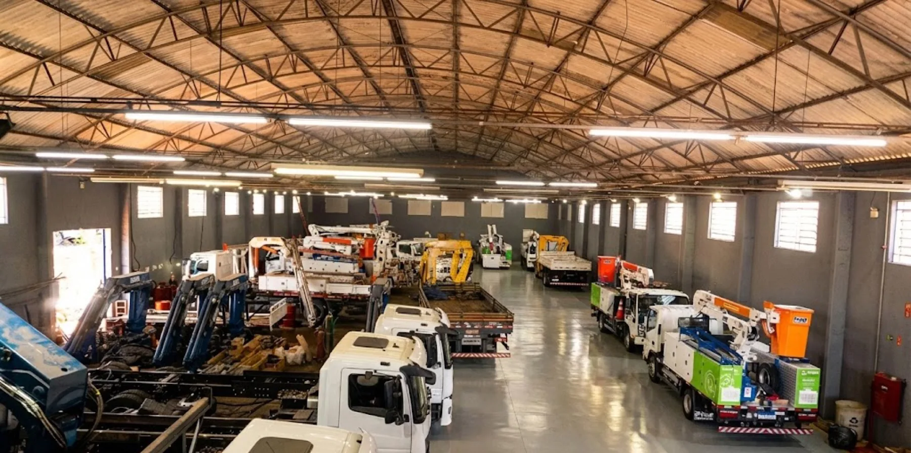 Galpão da Brutal Truck em Campinas com frota de caminhões-munck